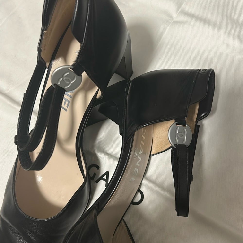CHANEL Elegant Black Heels with Strap